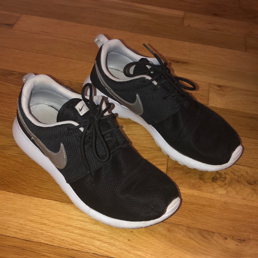 BLACK & WHITE ROSHES